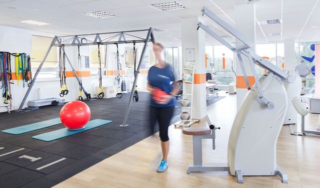 Sportgeräte symbolisieren die vielfältigen Sportangebote für Gesundheitssport.