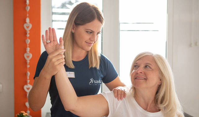 Das Bild zeigt eine Frau bei der Physiotherapie.