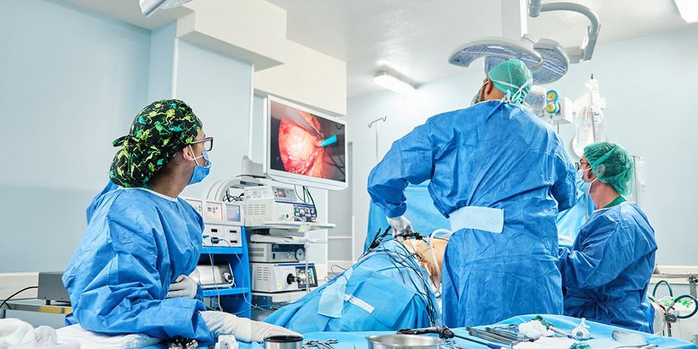Ärzte für Proktologie bei der operativen Behandlung von Hämorrhoiden.
