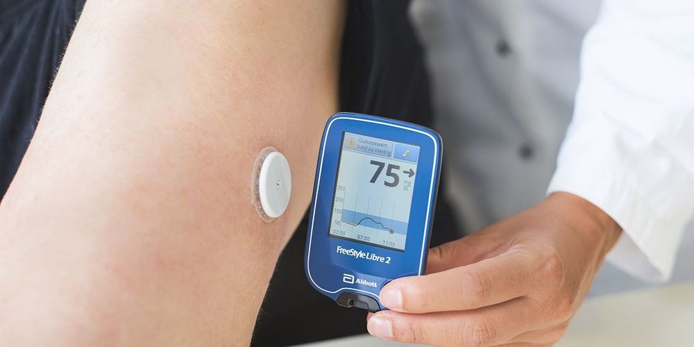 Ein Patient mit Diabetes benötigt eine Ernährungsberatung und -therapie.