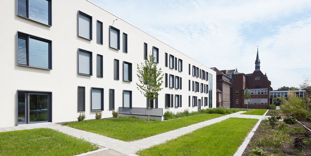 Das Bild zeigt die Klinik Königshof von außen.