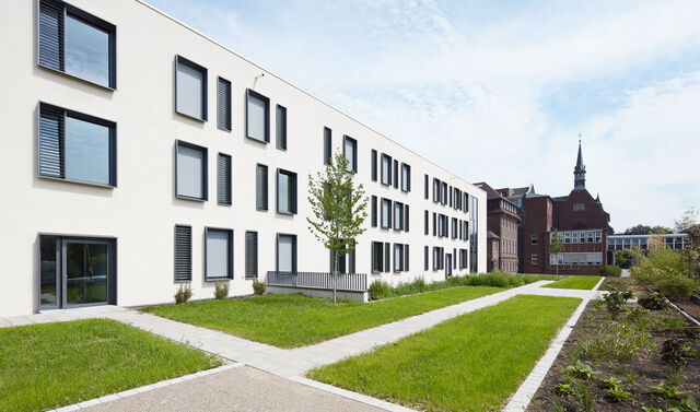 Das Bild zeigt die Klinik Königshof von außen.