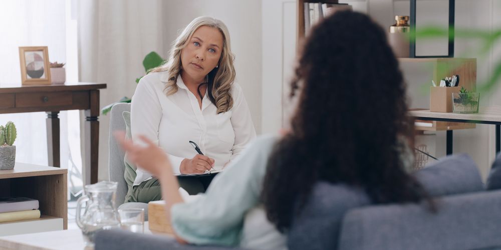 Die Grafik zeigt eine Ärztin, die einer Patientin Merkmale von Narzissmus erklärt.
