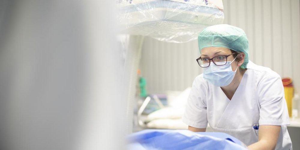 Was ist Viszeralchirurgie? Eine medizinische Mitarbeiterin bei einem operativen Eingriff in der Viszeralchirurgie.