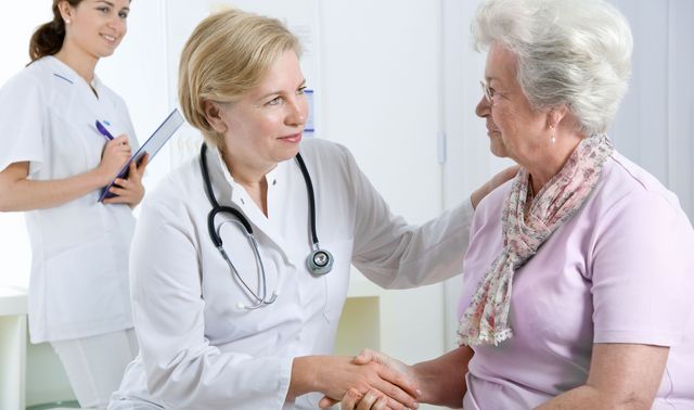 Die Grafik zeigt eine Patientin, die von ihrer Ärztin zur Multiplen Sklerose aufgeklärt wird.