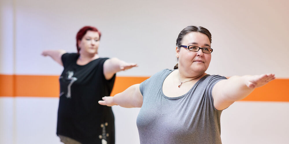 Fachbereich Adipositas Das Bild zeigt übergewichtige Frauen, die an einer Adipositas-Therapie teilnehmen.