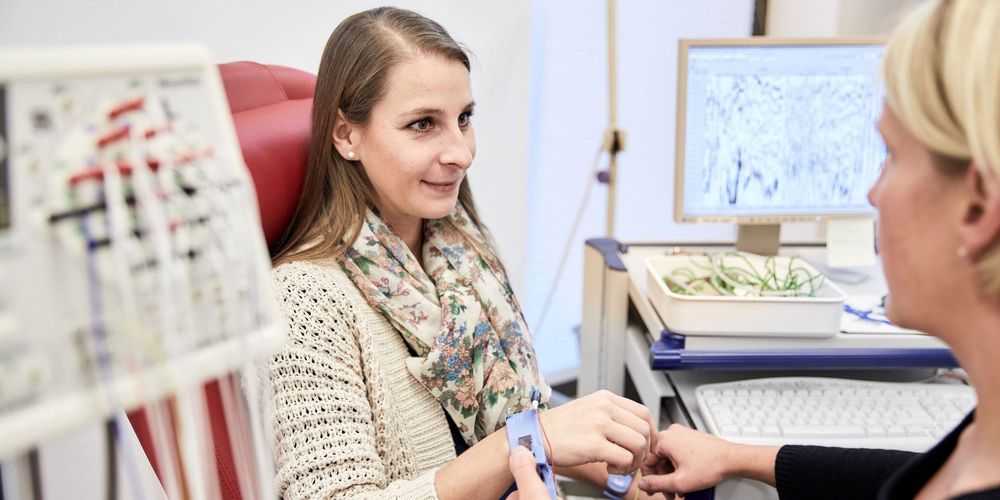 Was ist eine neurologische Ambulanz? Eine Patientin bei einer Untersuchung in der neurologischen Ambulanz.