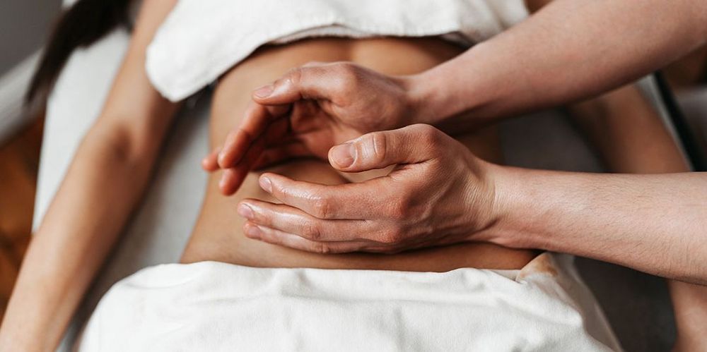 Eine Patientin wird mit der Technik des Trommelns der medizinischen Massage behandelt.