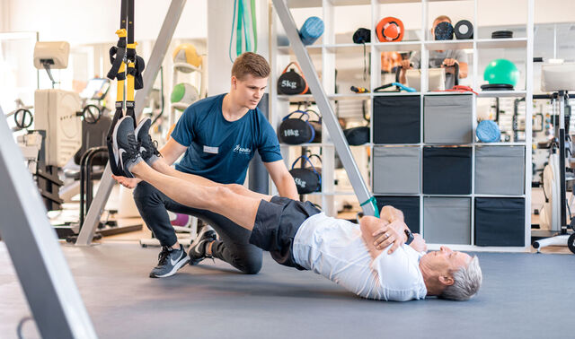 Ein Mitarbeiter der Wirbelsäulentherapie bei der Physiotherapie.