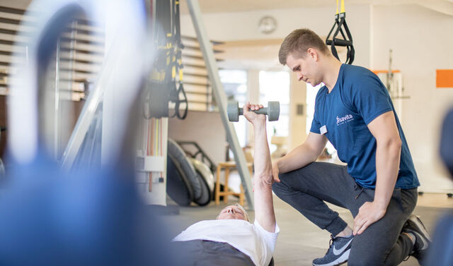 Ein Mitarbeiter und ein Patient beim therapeutischen Training.  