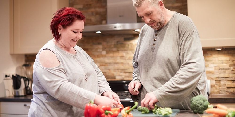 Zwei Patienten bei einem Kochkurs im Rahmen der Ernährungsberatung.