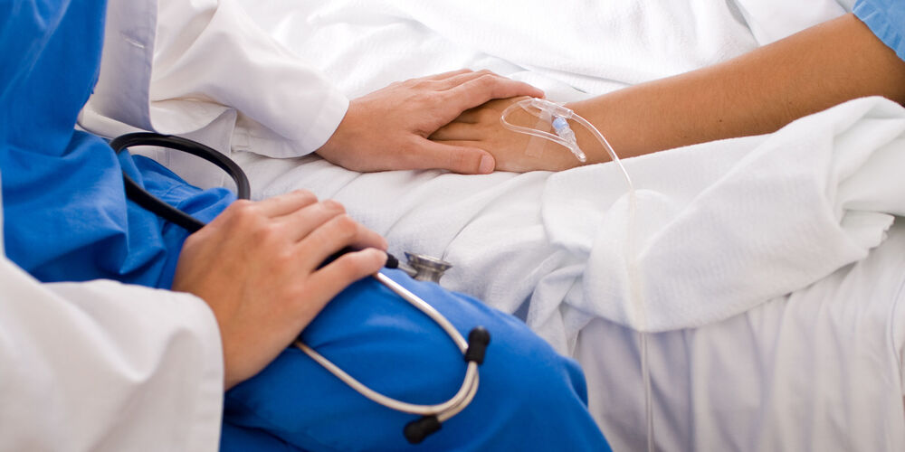 Ein Facharzt behandelt die Beschwerden von Patienten in der Ambulanz.