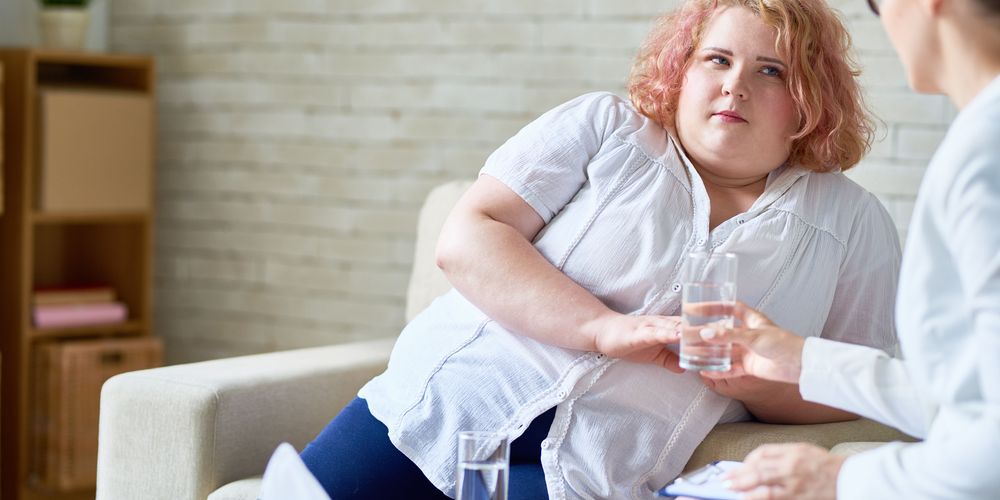 Eine Patientin informiert sich über die Risiken einer bariatrischen OP.