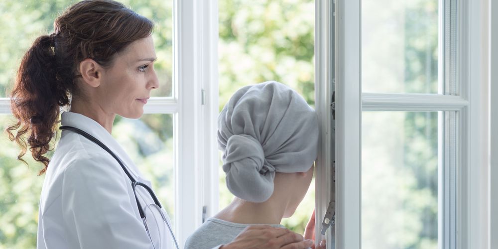 Eine Ärztin unterstützt eine Patientin, die an Nebenwirkungen der Strahlentherapie leidet.