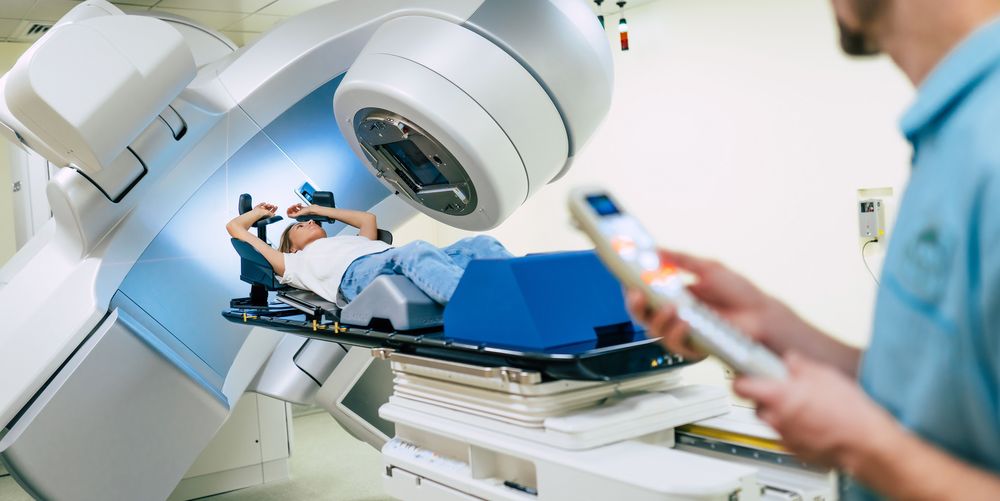 Eine Patientin bei der Bestrahlung zur Behandlung von Brustkrebs. 
