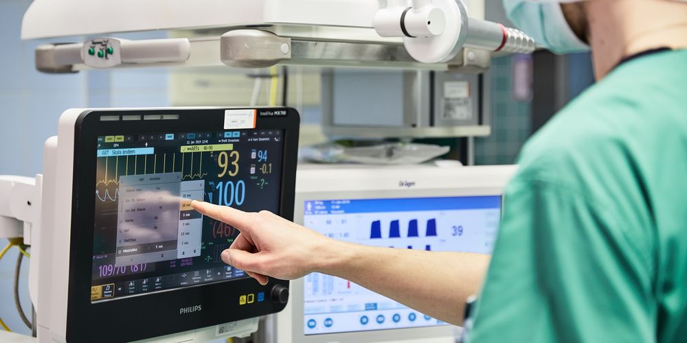 Ein Arzt in der Gefäßchirurgie bei einer Bypassoperation. 