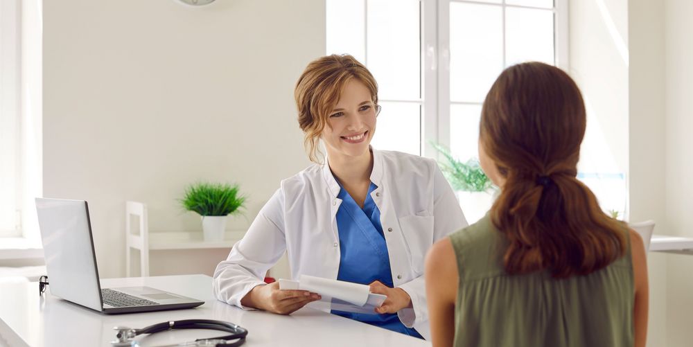 Eine Ärztin bei einem Nachsorgegespräch mit ihrer Patientin nach einer Blinddarm-OP.