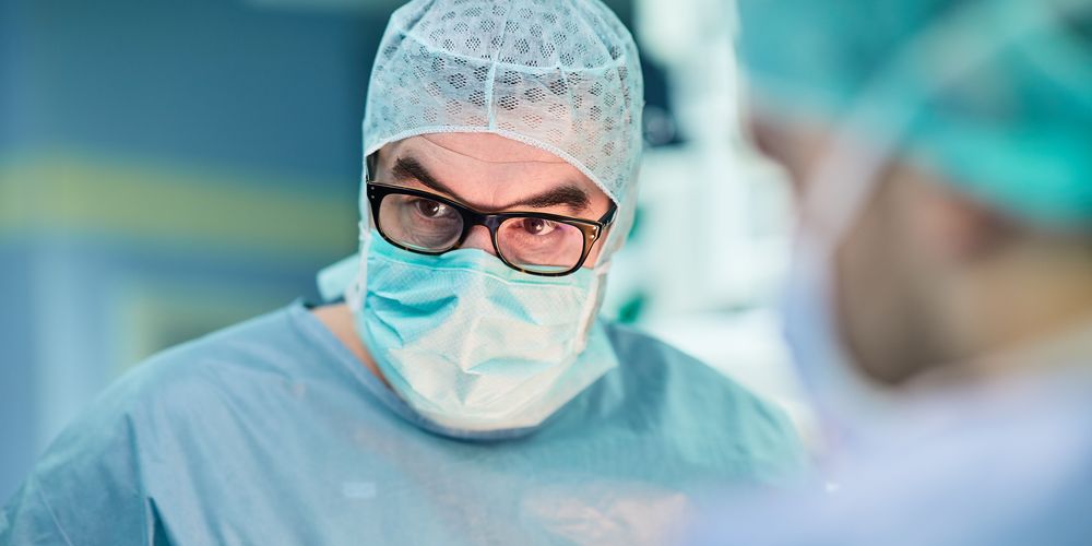 Ein Facharzt für Gefäßchirurgie bei einer Endarteriektomie.