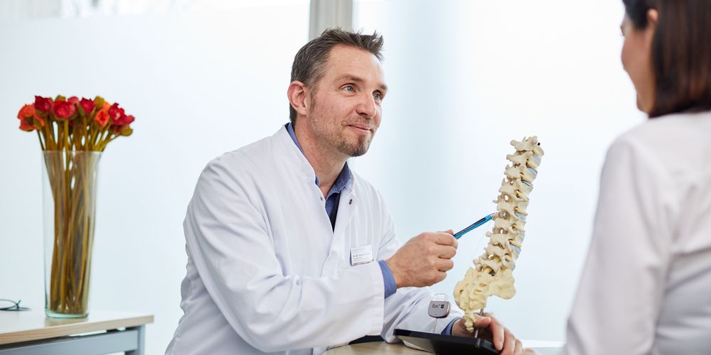 Eine Patientin informiert sich auf der Unfallchirurgie über die Eingriffe. 