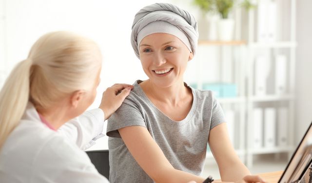 Eine Ärztin unterhält sich mit einer Patientin über die Diagnose Leukämie.