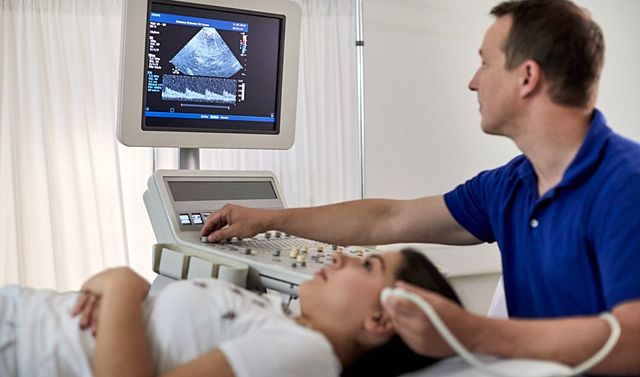 Ein Facharzt für Chirurgie bei einer neurologischen Untersuchung.