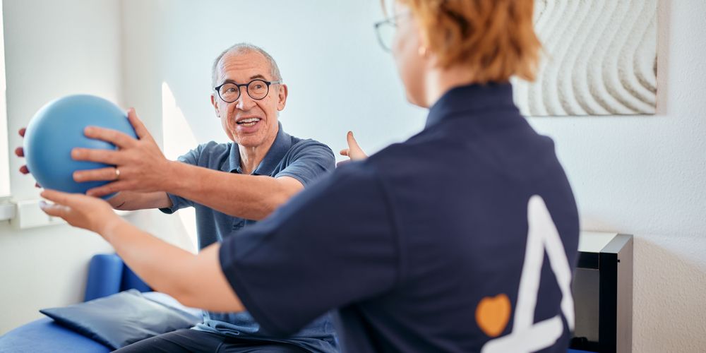 Ein Patient trainiert in der Physiotherapie, um Arthrose Schmerzen zu lindern.