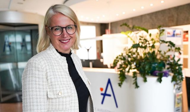 St. Augustinus Gruppe begrüßt neue Personalleiterin Karin Mehwald Eine Frau schaut lächelnd in die Kamera.