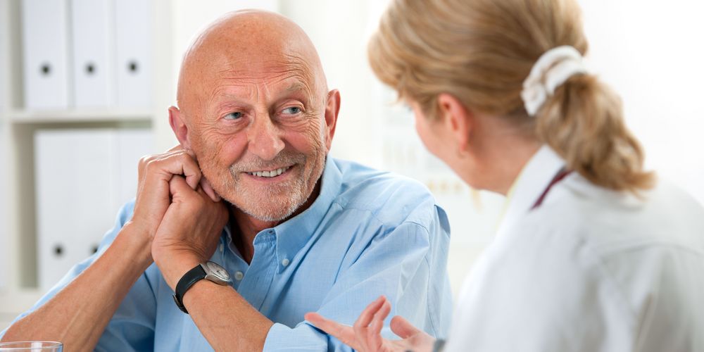 Eine Ärztin berät einen Patienten zur Kryoablation bei Tumoren.