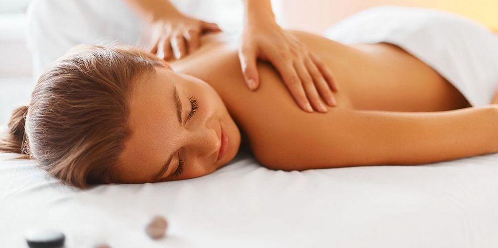Eine Patientin wird mit der Technik des Wachrüttelns der medizinischen Massage behandelt.