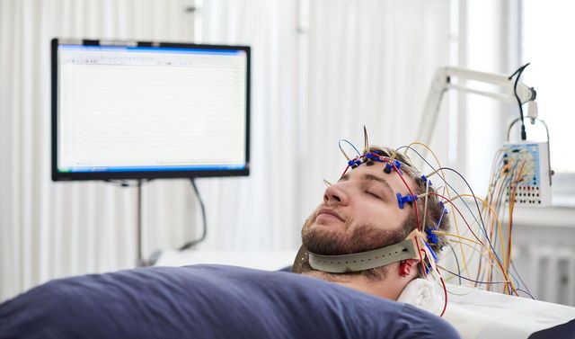 Ein Patient bei einer EEG-Untersuchung in der Epilepsie-Ambulanz als Teil der neurologischen Ambulanz.