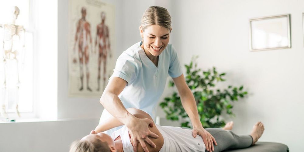 Eine Patientin bei der Physiotherapie in der neurologischen Reha. 