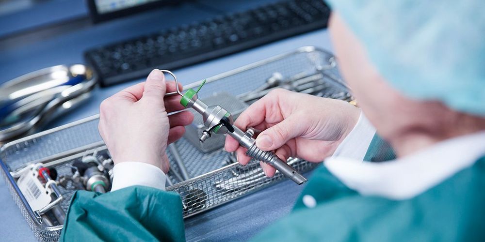 Ärzte für Proktologie bei der operativen Behandlung von Hämorrhoiden.