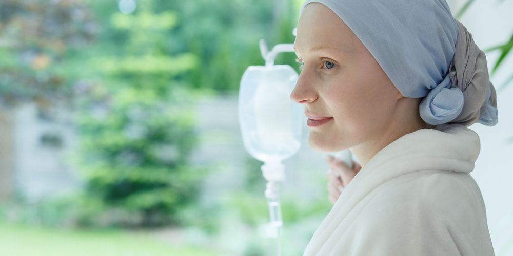 Eine Patientin erhält aufgrund von Darmkrebs eine Chemotherapie.