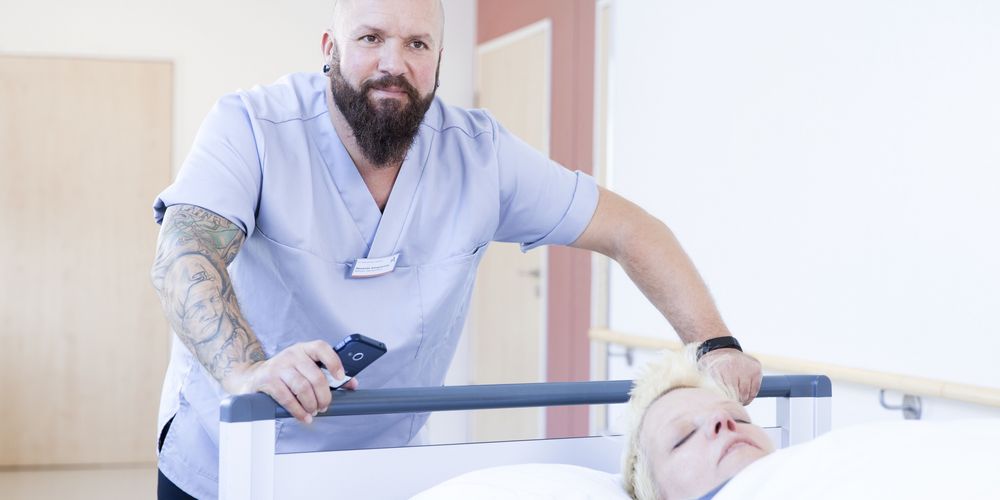 Ein Pflegepersonal der Allgemeinchirurgie bereitet die Patientin auf eine Cholezystektomie 
