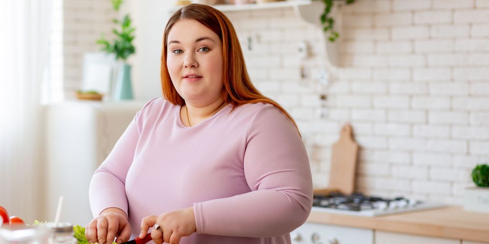 Eine Frau achtet auf ihre Ernährung, um Depression und Übergewicht zu behandeln. 