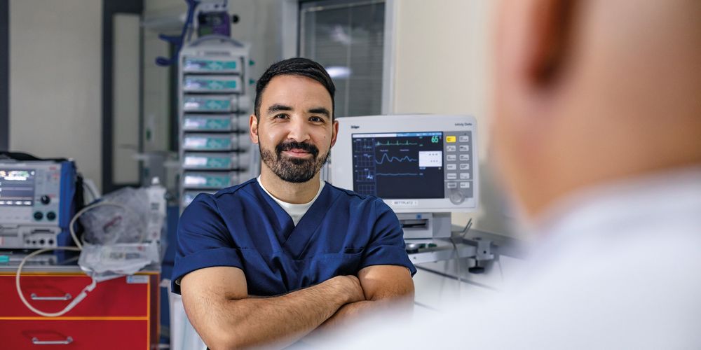 Ein Arzt in der Allgemeinchirurgie berät einen Patienten zum Thema Appendektomie.
