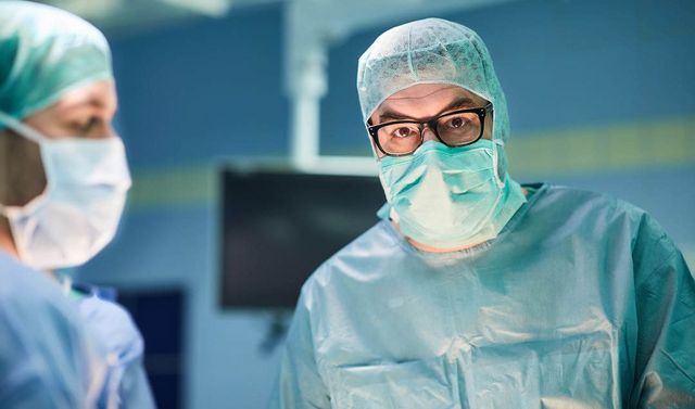 Zwei Fachärzte für Chirurgie bei einer minimalinvasiven Operation.