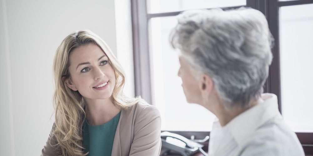 Eine Ärztin berät eine Patientin zur Krebsimmuntherapie.
