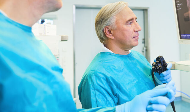 Das Bild zeigt zwei Gastroenterologen bei der Behandlung.