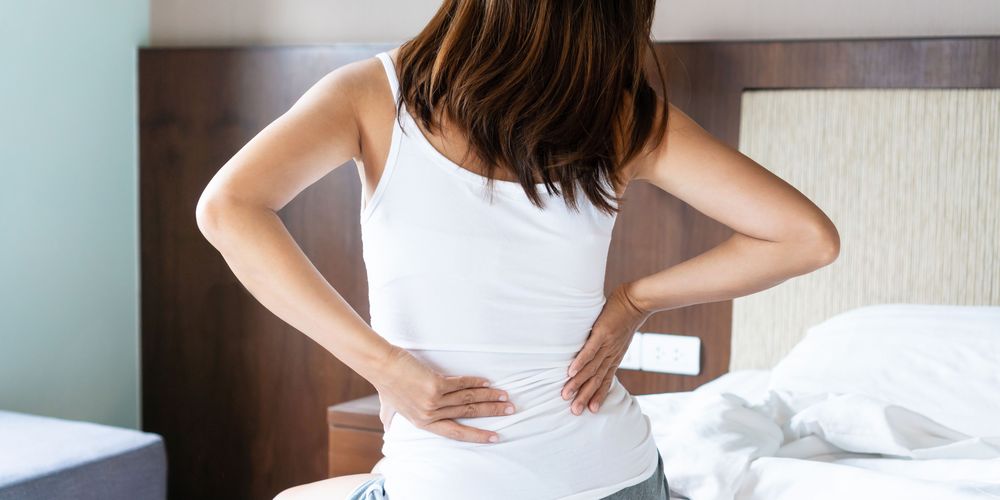 Wie macht sich eine Gebärmuttersenkung bemerkbar? Eine Frau hat Schmerzen im Becken als Symptom einer Gebärmuttersenkung.