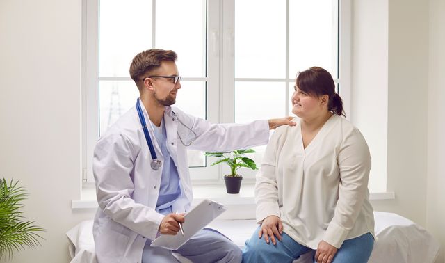 Ein Arzt klärt seine Patientin über ihren Bauchwandbruch auf. 