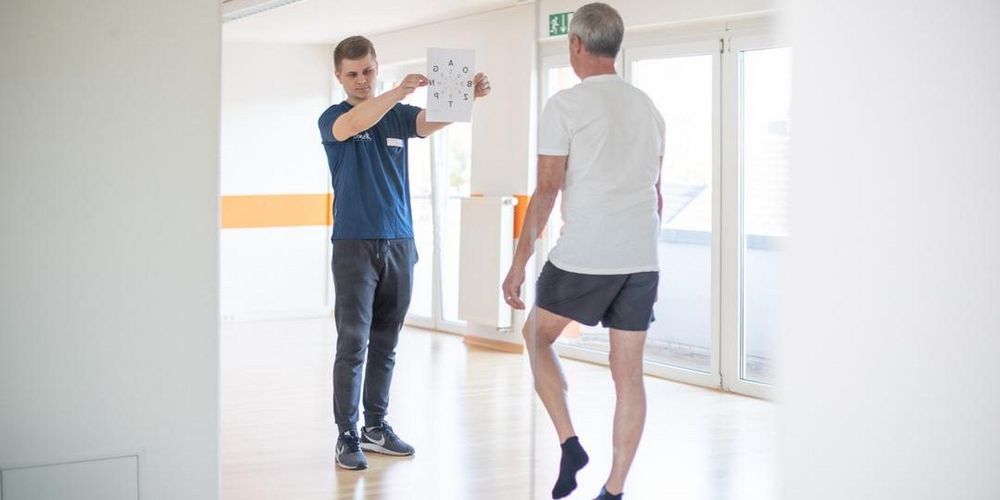 Ein Patient macht Gleichgewichtstraining im Rahmen der Neuroathletik. 
