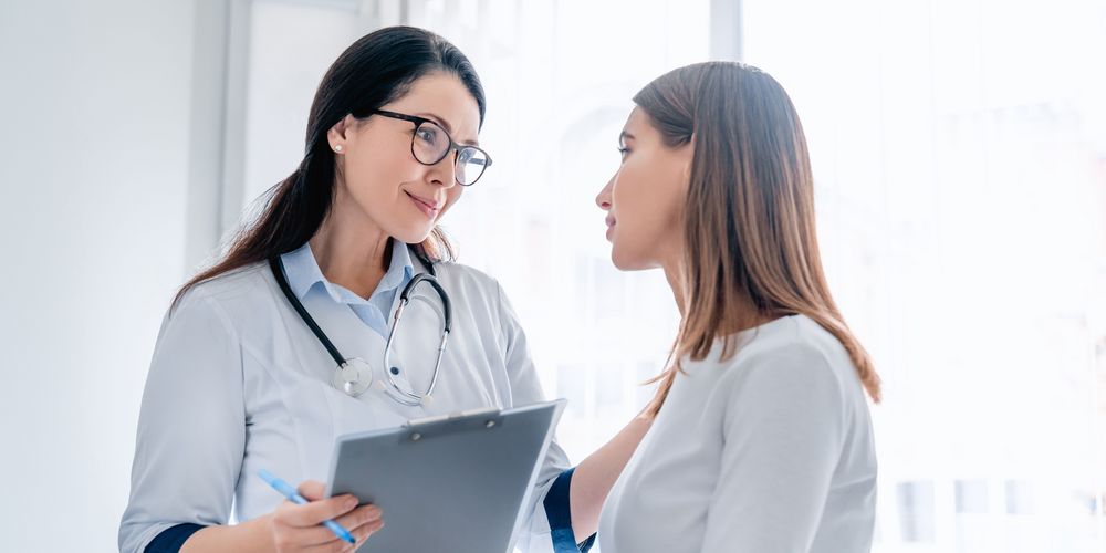 Eine Ärztin Berät eine Patientin, wie bei einer bipolaren Störung eine Behandlung ablaufen kann.