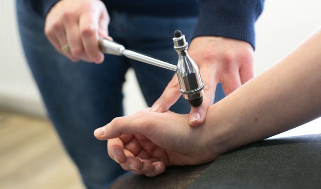 Die Untersuchung eines Handgelenks in einer Spezialsprechstunde der orthopädischen Ambulanz. 