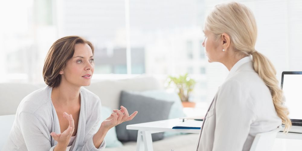 Patientin der Psychiatrie spricht mit einer Psychotherapeutin.