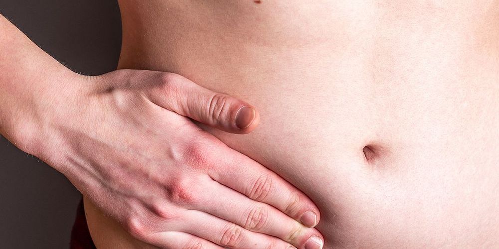Ein Patient klagt über Schmerzen im Bauch und sucht die Hernienchirurgie auf.