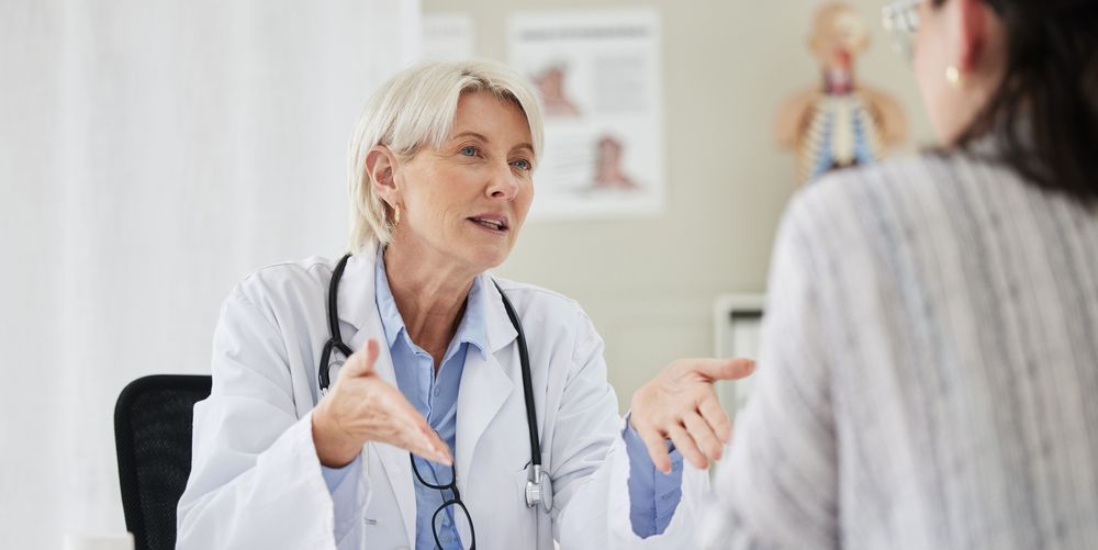 Eine Ärztin berät eine Patientin zur Behandlung von Ischias-Problemen.