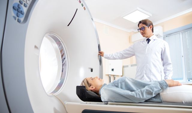Ein Arzt untersucht eine Patientin mittels CT-Scan vor der Mikrowellenablation ihres Tumors.
