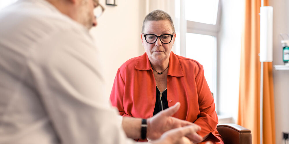 Fachbereich Tumortherapie Das Bild zeigt einen Arzt und eine Patienten bei der Besprechung möglicher Tumortherapien.