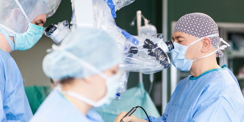 Zwei Ärzte für Wirbelsäulenchirurgie führen eine Operation durch.